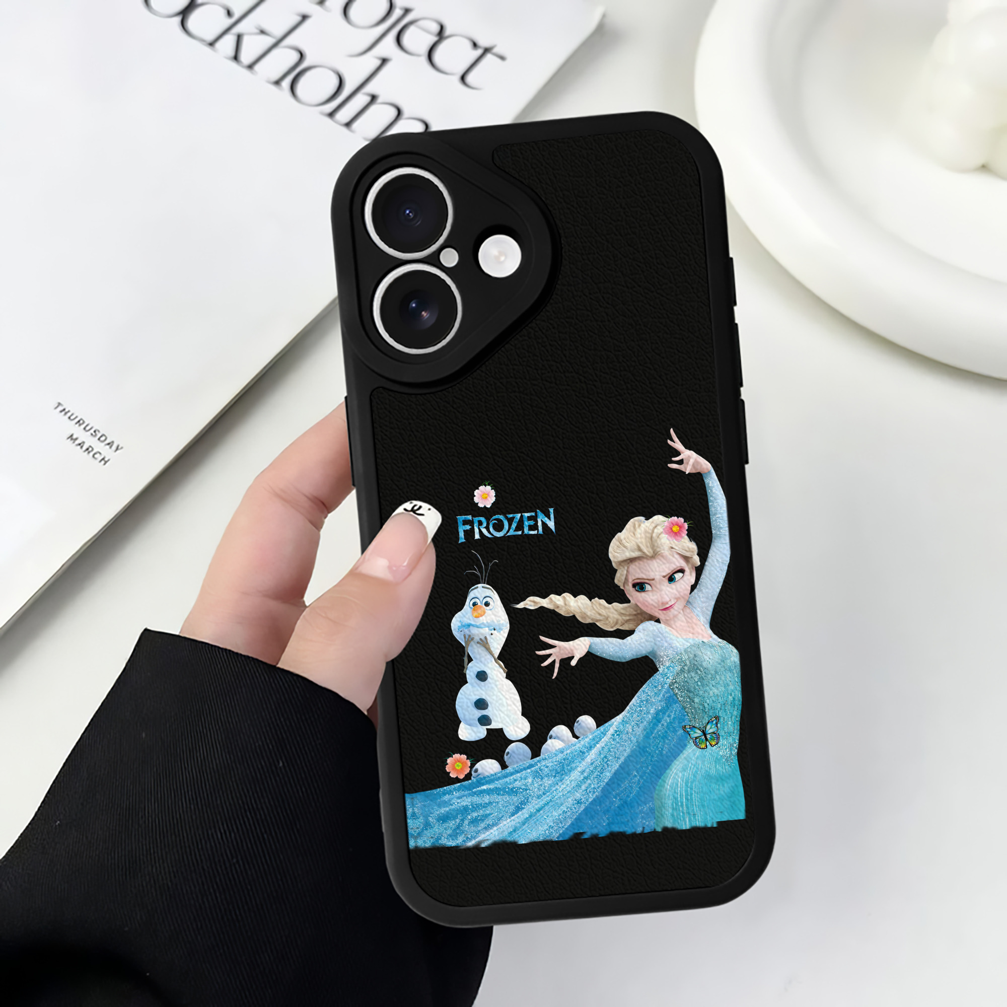 （画像用） アナと雪の女王 アンナ エルサ Frozen Anna Elsa 【iPhone 16シリーズ対応】シリコンスマホケース（レザー調） 材質：シリコン